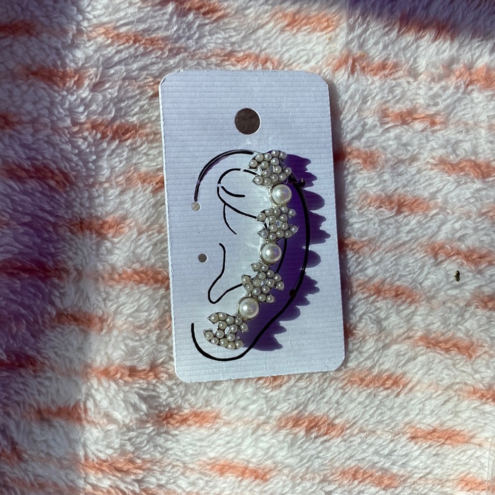 I am selling these earrings that go on the side of your ear they are brand new